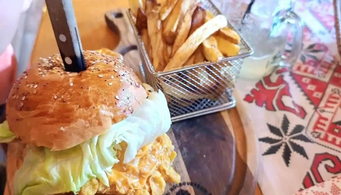 Hanul Lui Mujdei -  Cheeseburger - Vatra Dornei