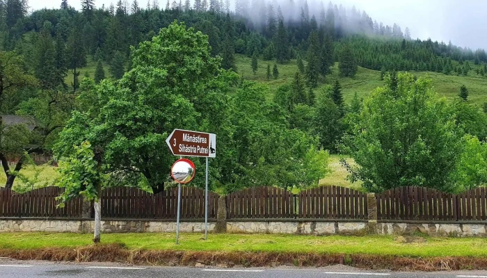 Hotelul Manastirii Putna Arhondaricul Visarion Puiu Aproape De Mine - Putna
