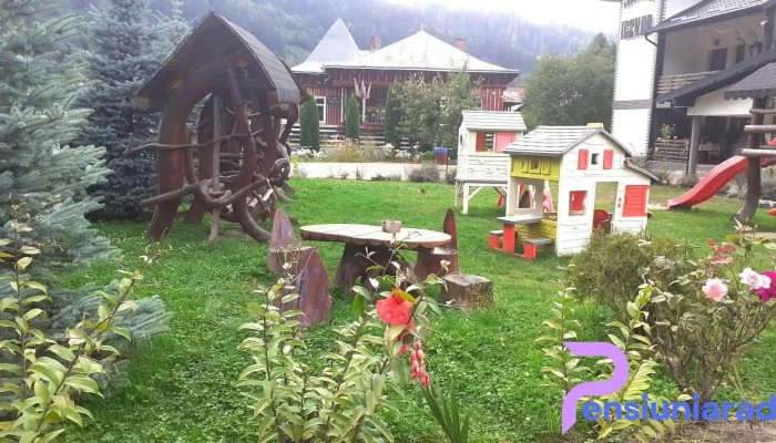 Iezilor -  Exterior - Broșteni