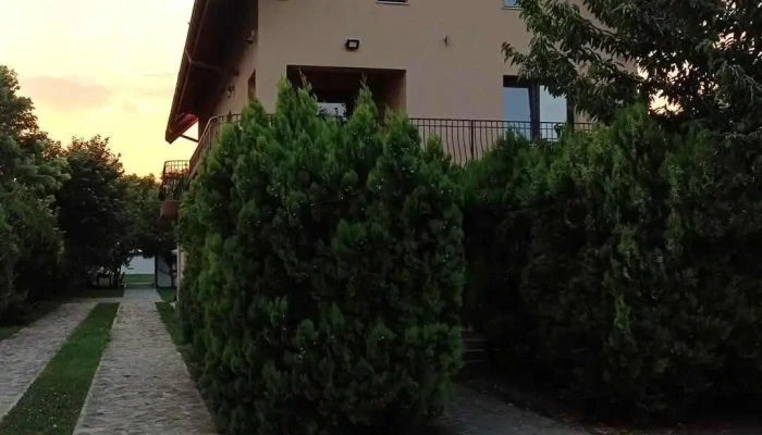 Popasul Vinului -  Exterior - Urlați
